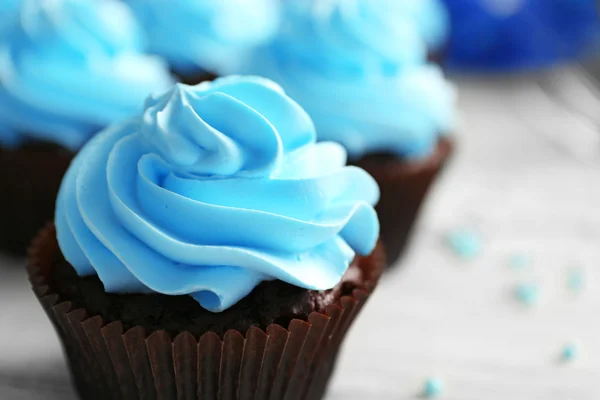 Cupcakes na mesa de madeira — Fotografia de Stock