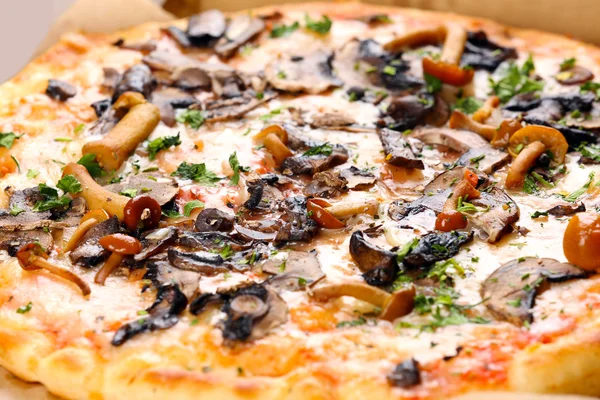 Pizza fresca saborosa com cogumelos fritos — Fotografia de Stock