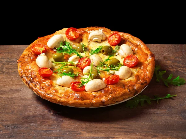 Піца, прикрашена грибами та помідорами — стокове фото