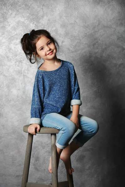 Divat gyerek kislány portréja — Stock Fotó