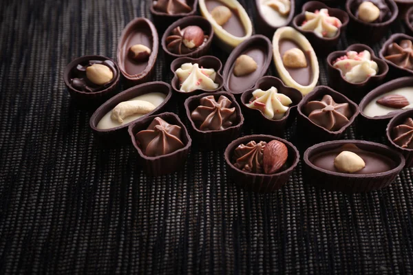 Chocolade snoep op stof achtergrond — Stockfoto