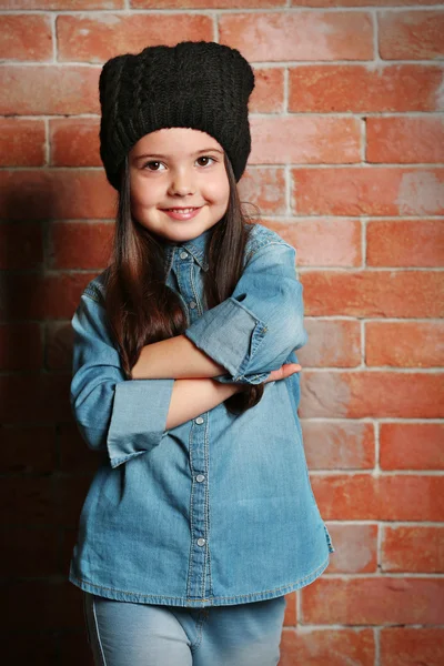 Porträt eines kleinen Mode-Mädchens — Stockfoto