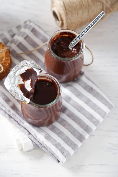 Sobremesa de chocolate em um pequeno jarro de vidro em fundo de madeira — Fotografia de Stock