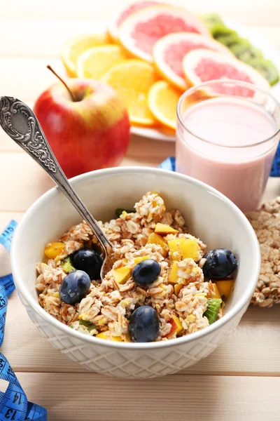 Farina d'avena saporita e frutta su fondo di legno. Alimentazione sana concetto . — Foto Stock