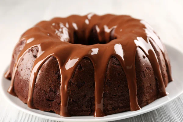 Runde Torte auf Teller Nahaufnahme — Stockfoto