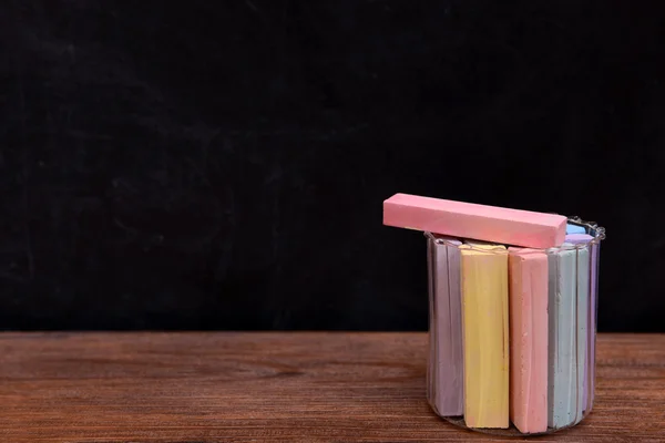 Скляна банка з кольоровою крейдою — стокове фото