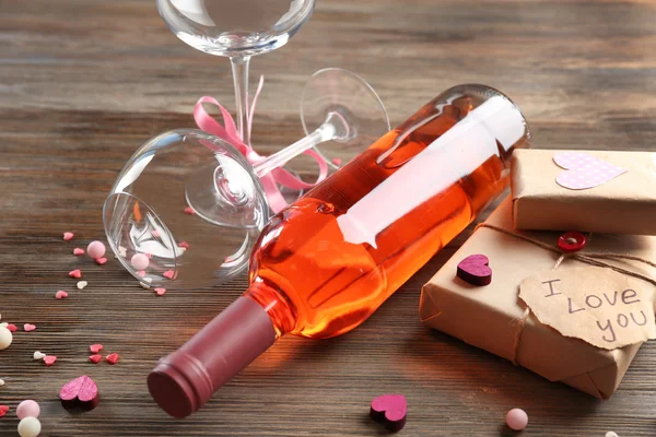 Jedna láska, jeden život koncept - víno láhev a skleničky se srdíčky, zblízka — Stock fotografie
