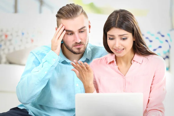 Pareja feliz trabajando en portátil — Foto de Stock