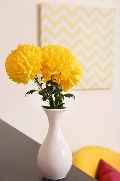 Vase mit schöner Chrysantheme — Stockfoto