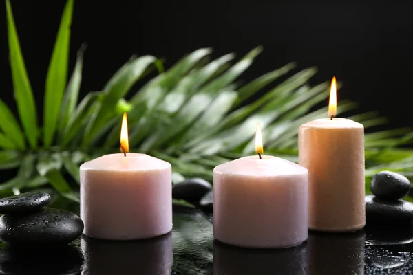 香味蜡烛和鹅卵石 — 图库照片