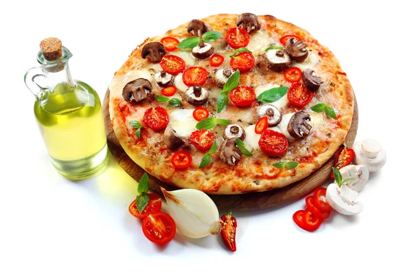 Pizza saporita e verdure fresche — Foto Stock