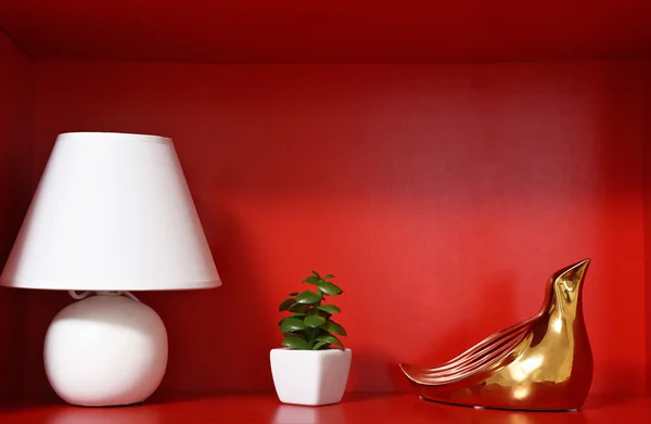 Rode boekenkast met witte accessoires — Stockfoto