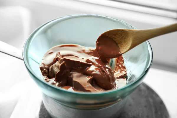 Derretimiento de chocolate en la estufa — Foto de Stock
