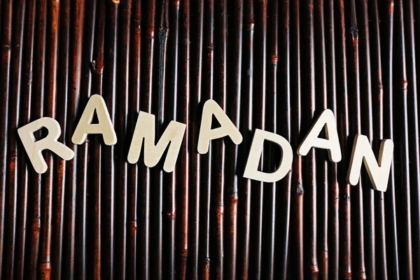 Ahşap arka plan üzerinde kelime Ramazan — Stok fotoğraf