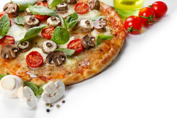 Deliziosa pizza e verdure — Foto Stock