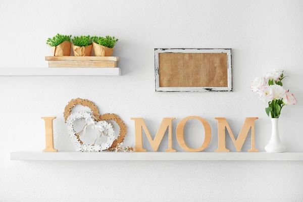 Wooden decor and flowers for mother's day — Stock Photo, Image