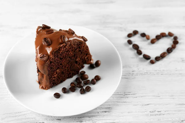 Stück Schokoladenkuchen auf einem Tisch — Stockfoto
