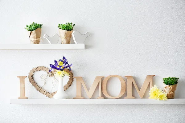 Decoração de madeira e flores para o dia da mãe — Fotografia de Stock