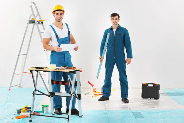 Trabalhadores renovando apartamento — Fotografia de Stock