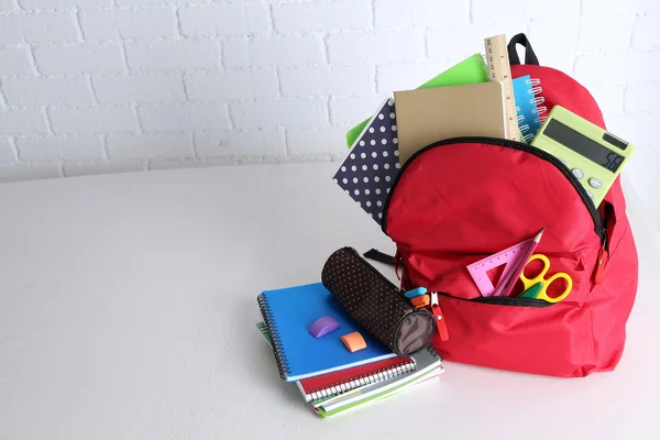 Sac à dos avec fournitures scolaires — Photo