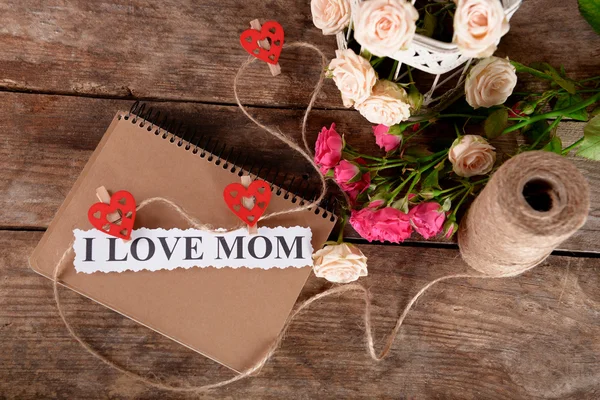 Cuaderno para el día de la madre y flores — Foto de Stock