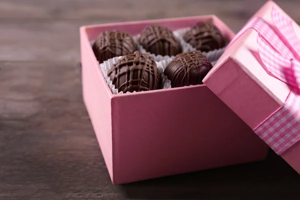 Sabrosos caramelos de chocolate en caja de regalo rosa — Foto de Stock
