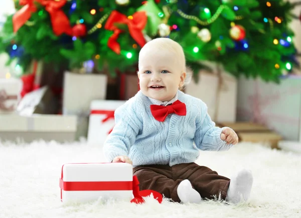 Смешной ребенок с подарочной коробкой — стоковое фото