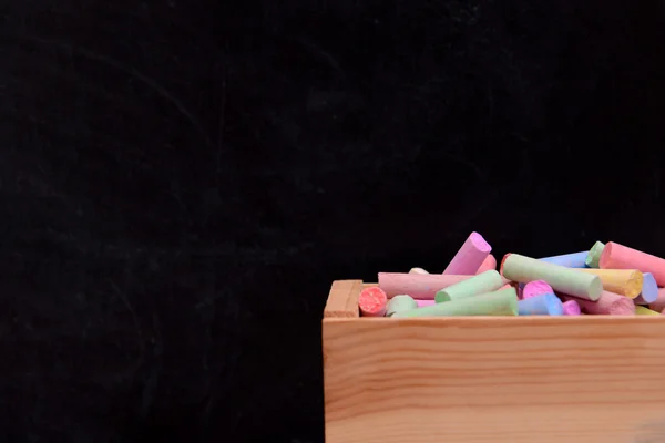 Дерев'яна коробка з кольоровою крейдою — стокове фото