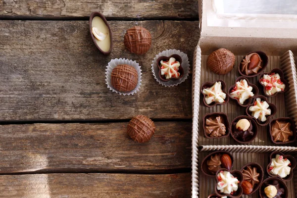 Verschillende chocolade snoepjes in papier vak — Stockfoto