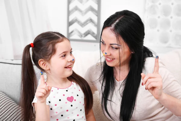 Mãe e filha brincando no quarto — Fotografia de Stock