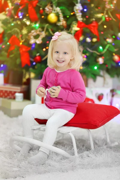 Chica Divertida Sala Estar Árbol Navidad Fondo — Foto de Stock