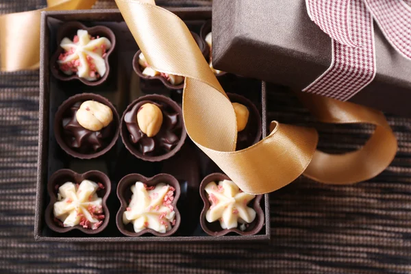 Čokoládové sladkosti na pozadí tkaniny — Stock fotografie