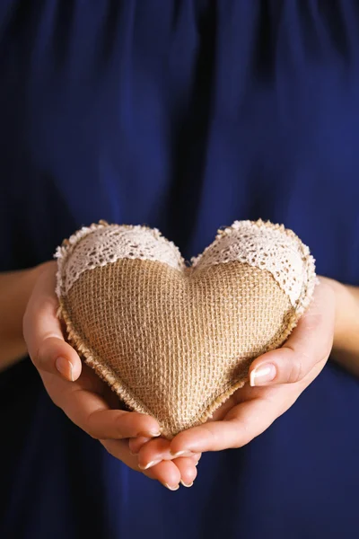 Coeur dans les mains féminines — Photo