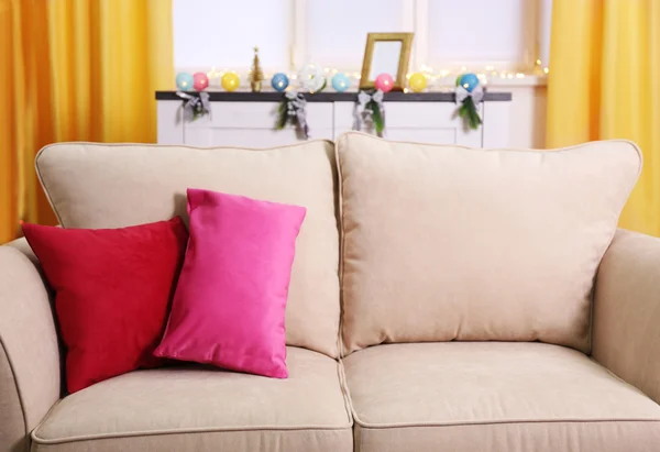 Canapé avec oreillers colorés — Photo