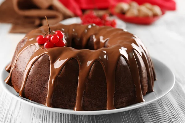 Gâteau au chocolat avec une bouteille de lait — Photo