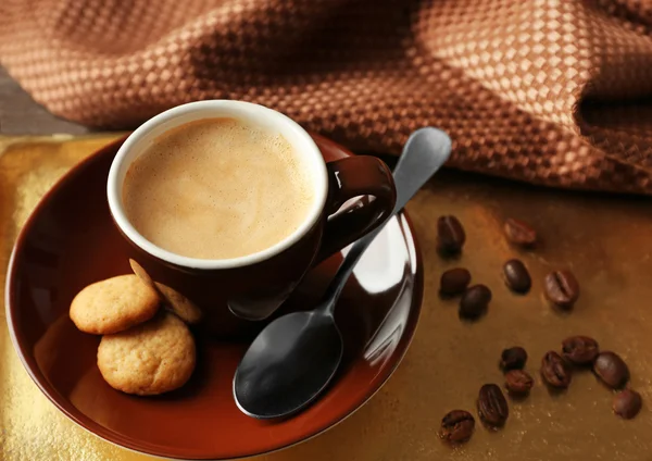 Taza de café en bandeja, sobre fondo de mesa de madera —  Fotos de Stock