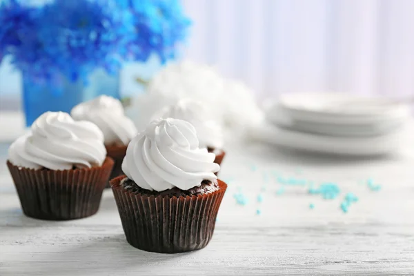 Cupcakes na mesa de madeira — Fotografia de Stock