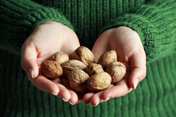 Mujer sosteniendo nueces —  Fotos de Stock