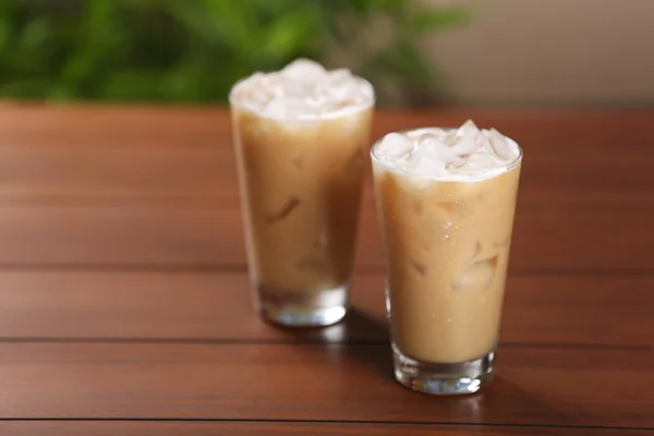 Tasses de café glacé sur table en bois — Photo