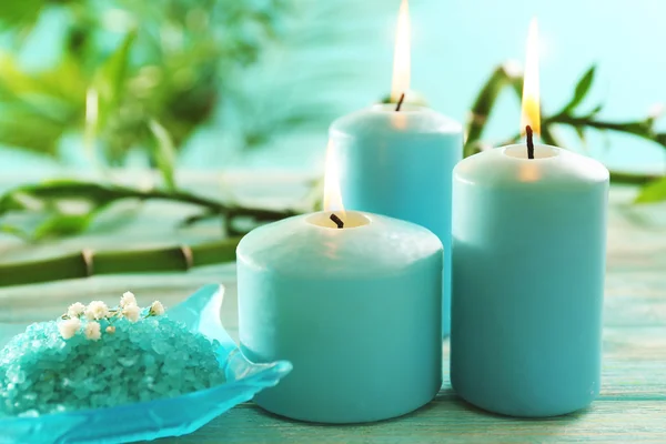 Bougies bleues avec sel de spa — Photo