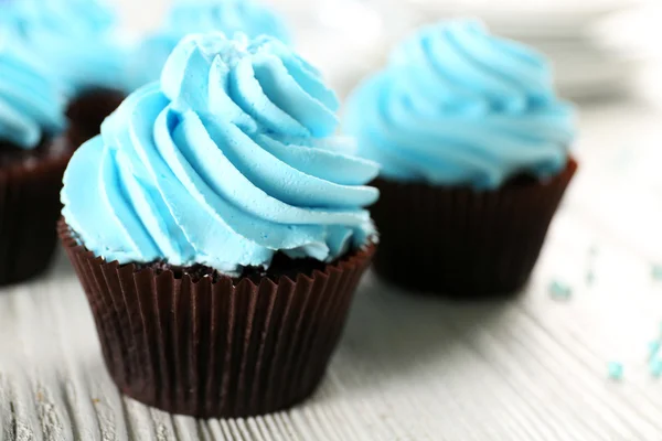 Cupcakes azuis na mesa de madeira — Fotografia de Stock