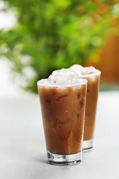 Tassen Eiskaffee auf leicht verschwommenem Hintergrund — Stockfoto