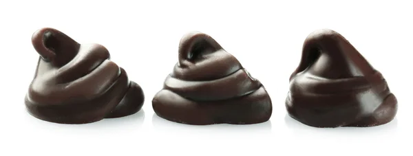Pedaços de chocolate isolados sobre branco — Fotografia de Stock