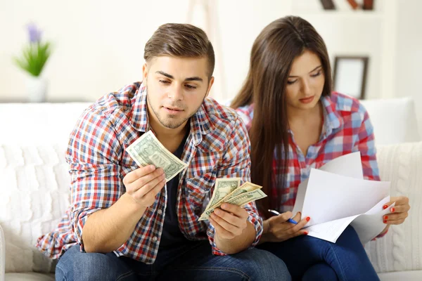 Couple sitting and calculating bills — Stock Photo, Image