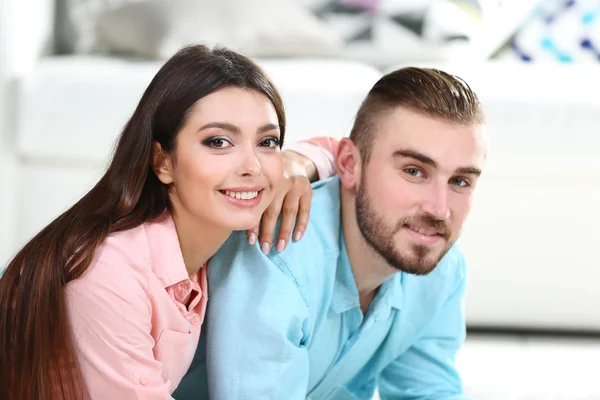 Casal feliz trabalhando no laptop — Fotografia de Stock