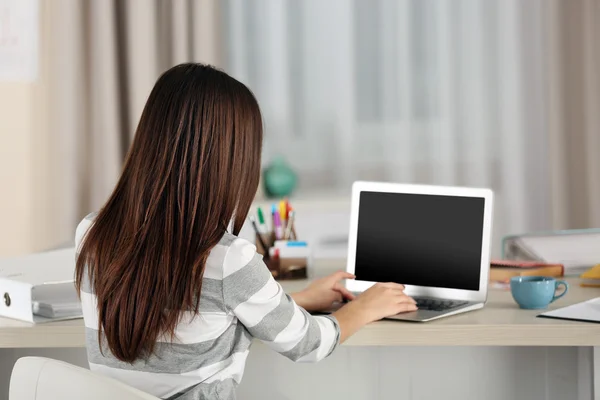 Mooie jonge vrouw — Stockfoto