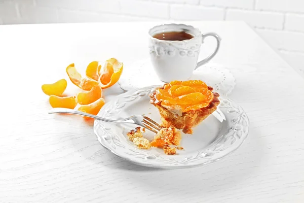 Bolo doce com tangerinas na mesa, close-up — Fotografia de Stock