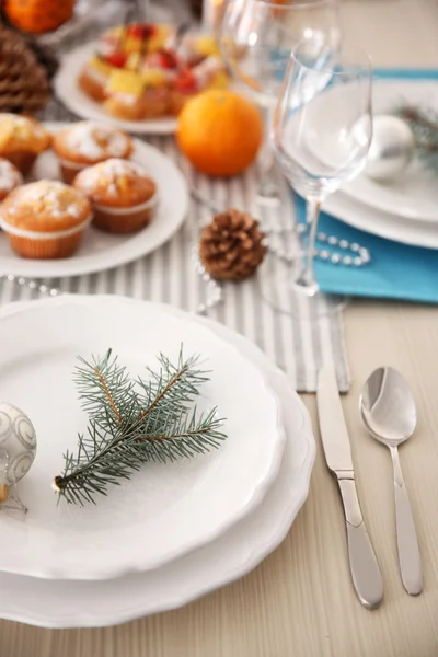 Louça chata em uma mesa de Natal — Fotografia de Stock