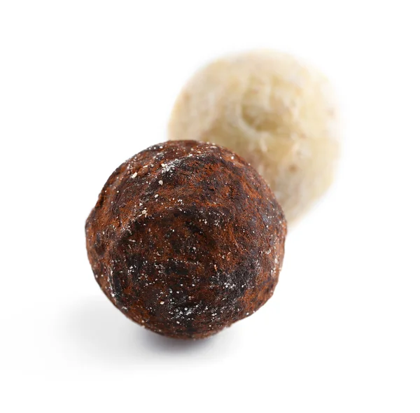 Twee chocolade truffels, geïsoleerd op wit — Stockfoto