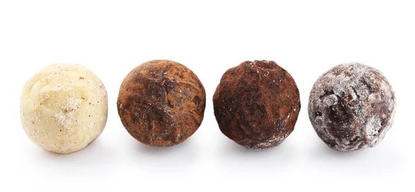 Çikolata truffles, üzerinde beyaz izole satırı — Stok fotoğraf